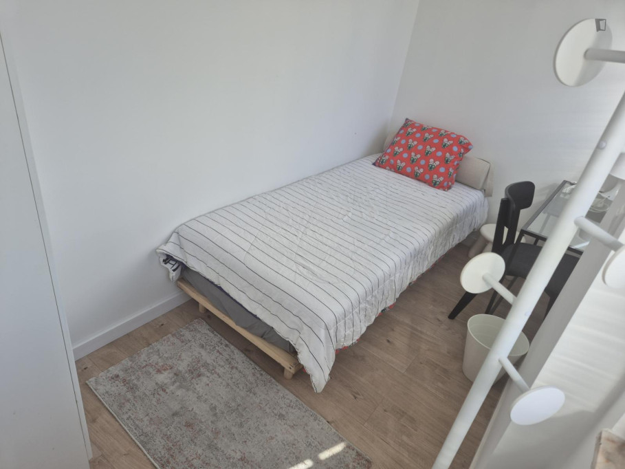 Cozy Single Bedroom close to Santa Apolónia Train Station - Lisbonne - chambre - ImmoJeune