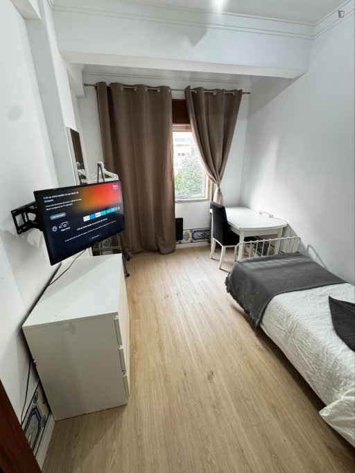 Alluring Single Bedroom close to Monte Abraão Train Station - Lisbonne - chambre - ImmoJeune
