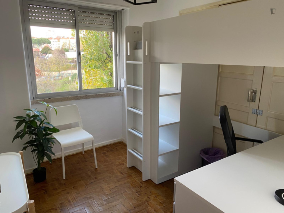 Welcoming bedroom in 3-bedroom apartment - Lisbonne - chambre - ImmoJeune