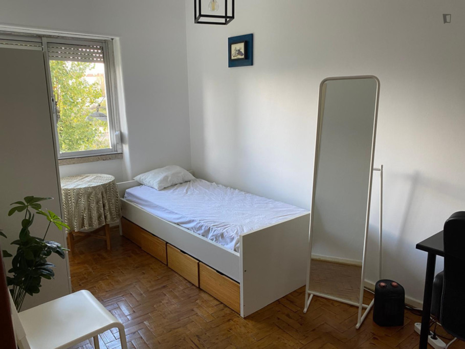 Cozy bedroom in 3-bedroom apartment - Lisbonne - chambre - ImmoJeune