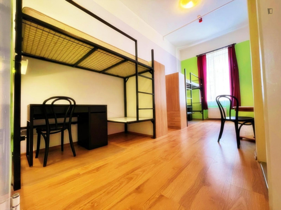Bed in a nice triple bedroom, near the Boráros tér train station - Budapest - chambre - ImmoJeune