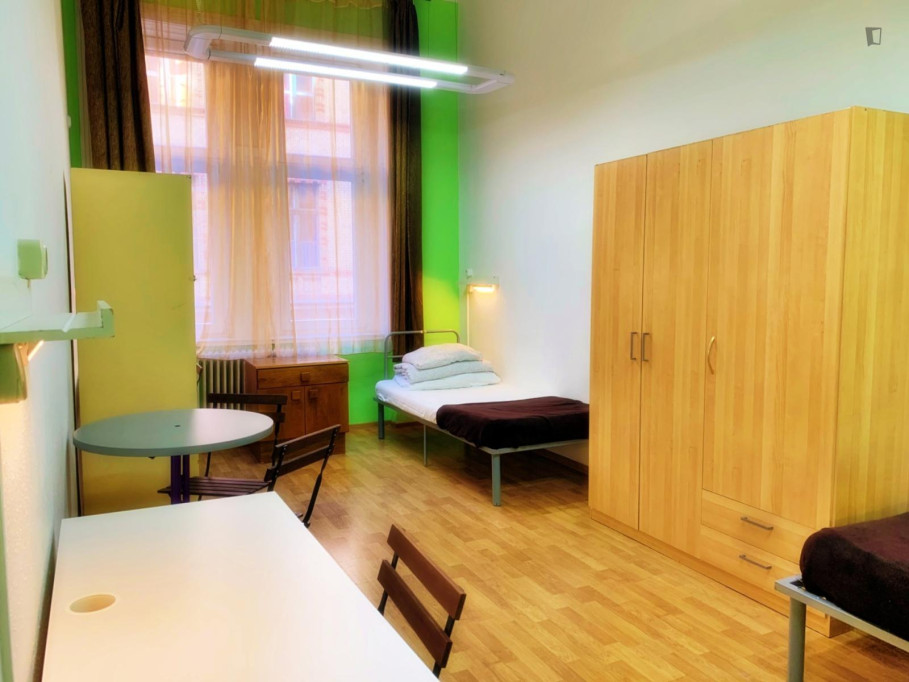 Bed in a twin bedroom, near the Boráros tér train station - Budapest - chambre - ImmoJeune