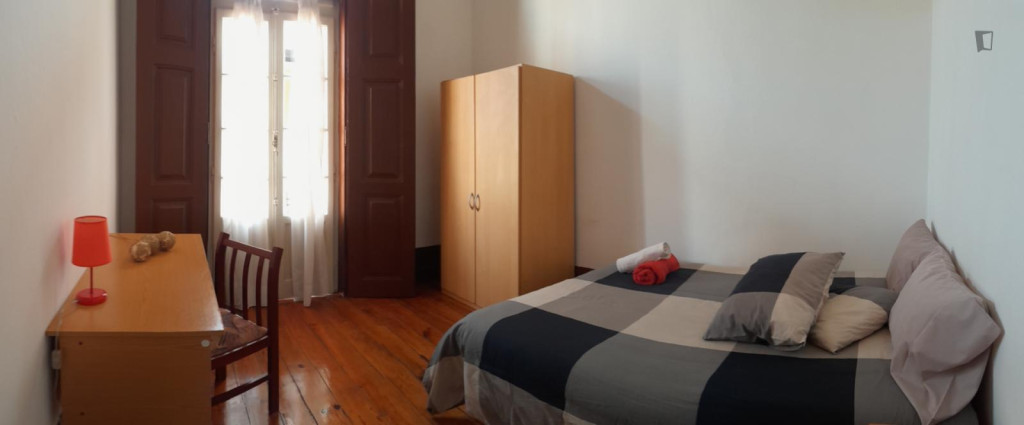 Welcoming double bedroom in Baixa de Santa Clara - Coimbra - chambre - ImmoJeune