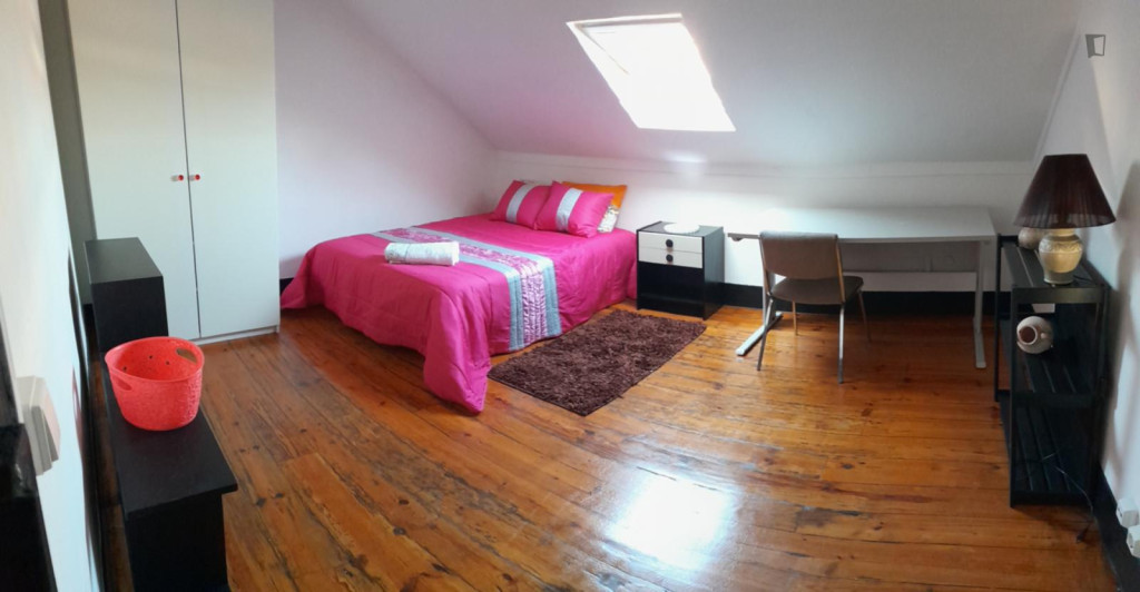 Bright double bedroom in Baixa de Santa Clara - Coimbra - chambre - ImmoJeune