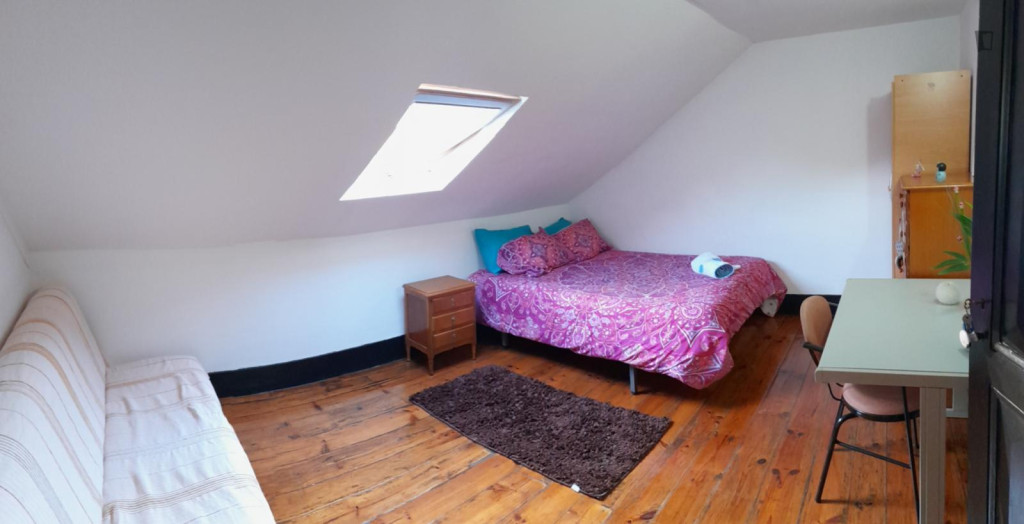 Inviting double bedroom in Baixa de Santa Clara - Coimbra - chambre - ImmoJeune