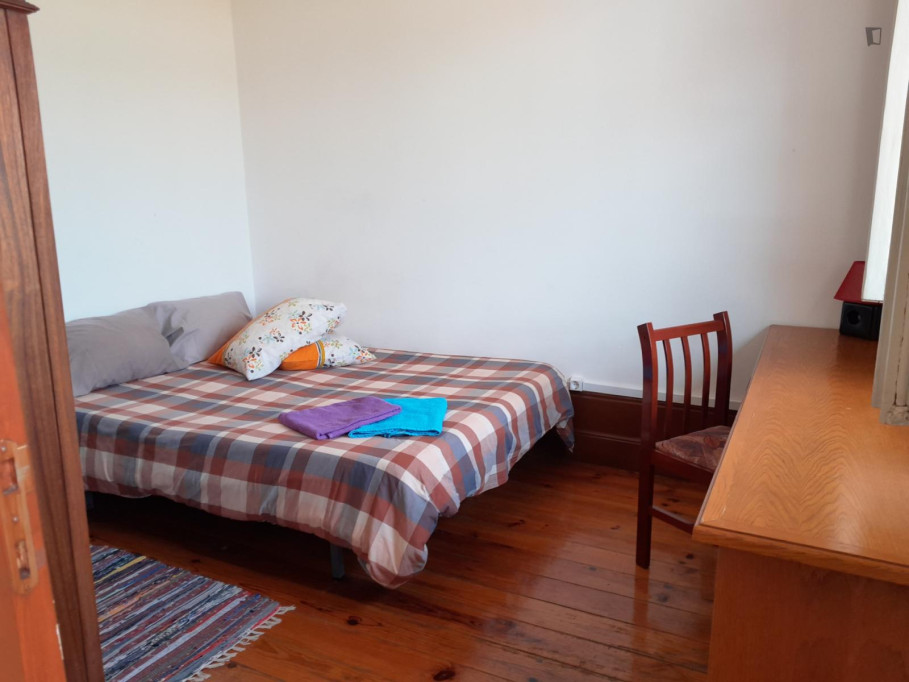 Alluring double bedroom in Baixa de Santa Clara - Coimbra - chambre - ImmoJeune