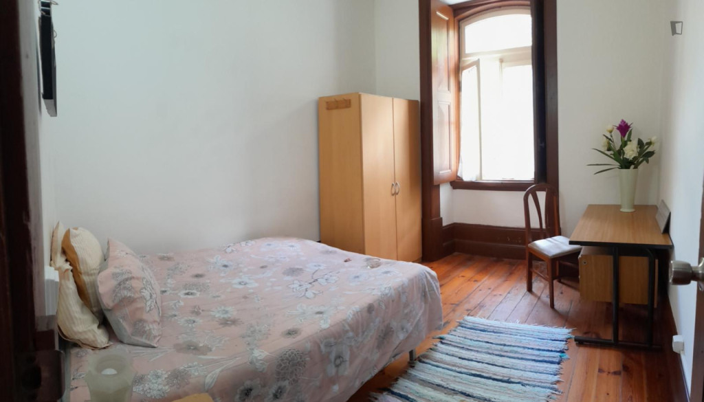 Comfy double bedroom in Baixa de Santa Clara - Coimbra - chambre - ImmoJeune