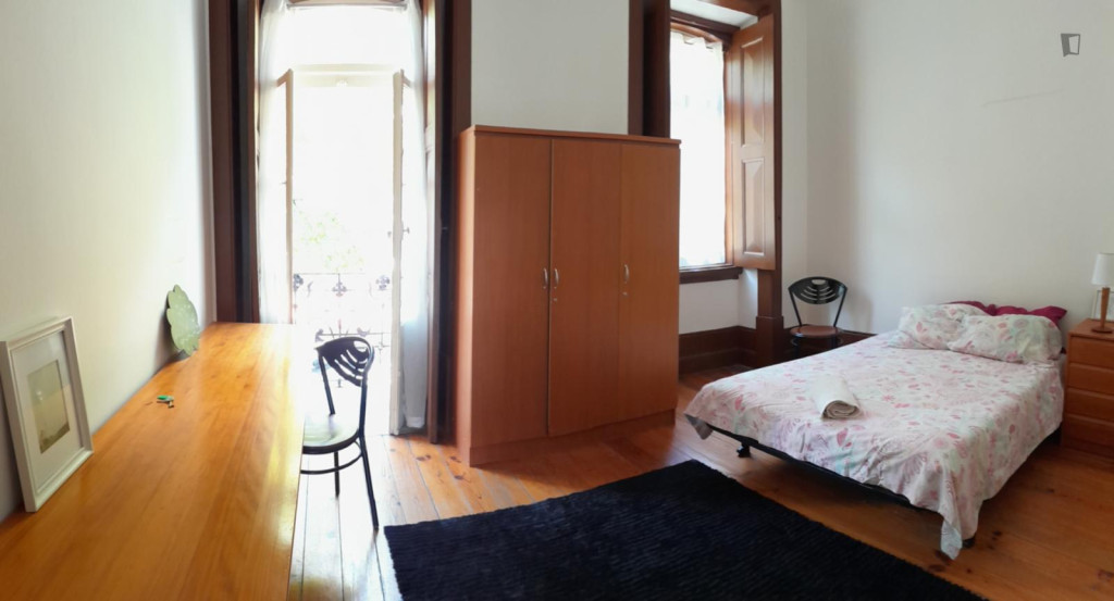 Spacious double bedroom in Baixa de Santa Clara - Coimbra - chambre - ImmoJeune