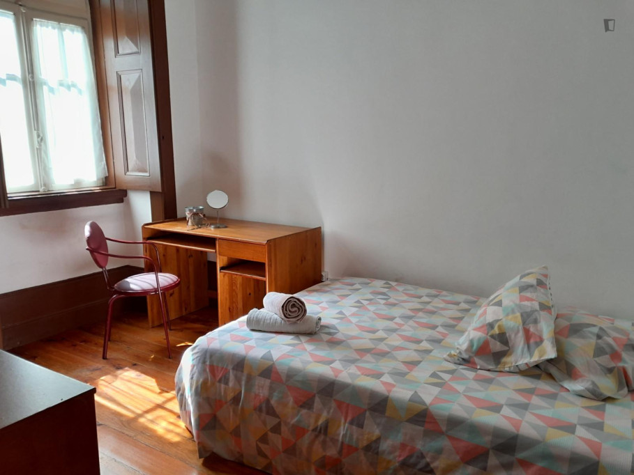 Neat double bedroom in Baixa de Santa Clara - Coimbra - chambre - ImmoJeune