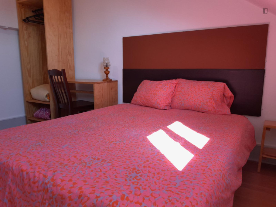 Comfy double bedroom in Baixa de Santa Clara - Coimbra - chambre - ImmoJeune