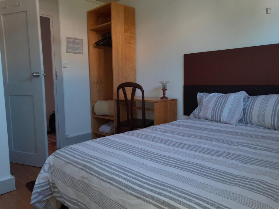Neat double bedroom in Baixa de Santa Clara - Coimbra - chambre - ImmoJeune