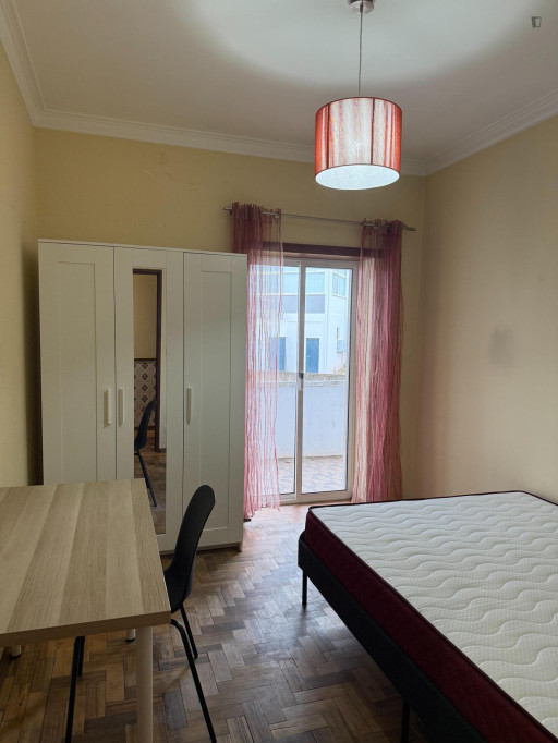 Cozy Double Bedroom with a balcony close to Faculty of Economics, University of Coimbra - Coimbra - chambre - ImmoJeune