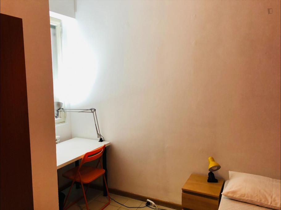 Single bedroom in 7-bedroom apartment