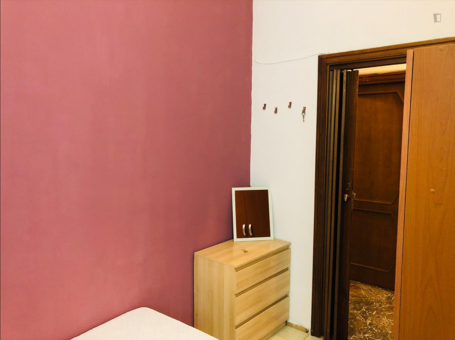 Single bedroom in 7-bedroom apartment