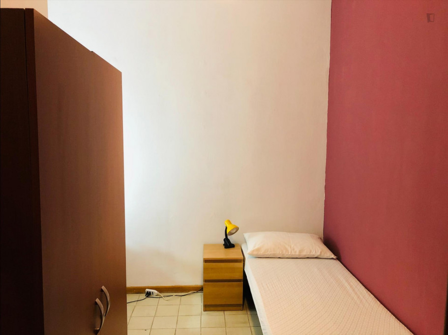 Neat Single bedroom in 5-bedroom flat close to Università Roma Tre - Rome - chambre - ImmoJeune