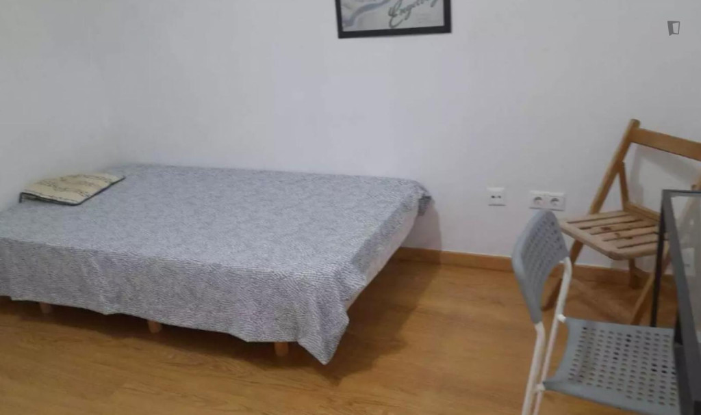 Snug single bedroom in a 5-bedroom flat, near the Escuela Internacional de Protocolo de Valencia - Valence - chambre - ImmoJeune
