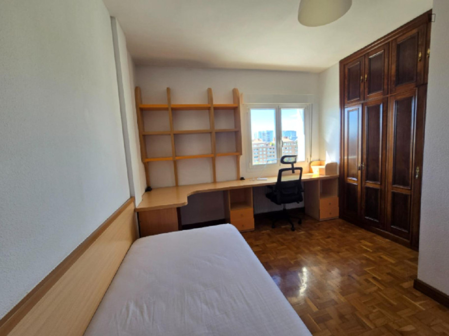 Tempting Single Bedroom close to Navarra Public Library  - Pamplona - chambre - ImmoJeune