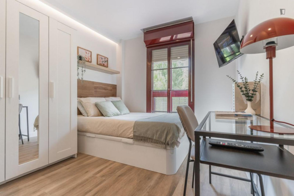 Comfy single ensuite bedroom near the Urgel metro - Madrid - chambre - ImmoJeune