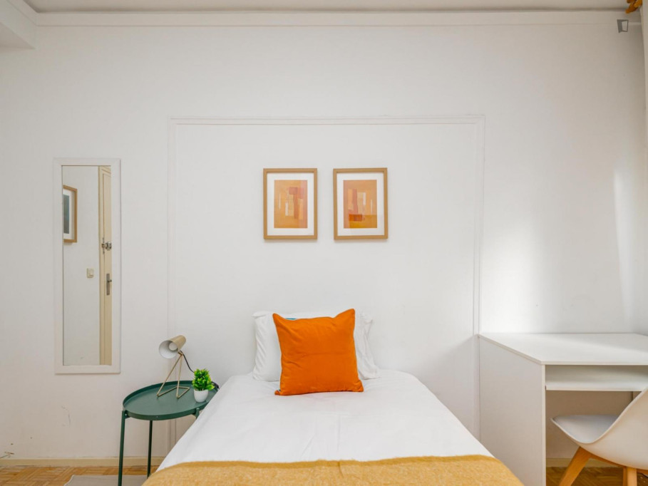 Welcoming single bedroom near Bilbao metro station - Madrid - chambre - ImmoJeune