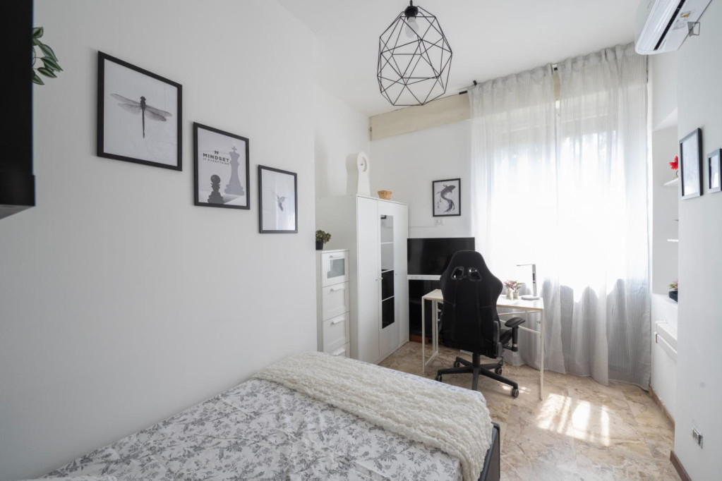 Inviting single bedroom near the Zara metro - Milan - chambre - ImmoJeune