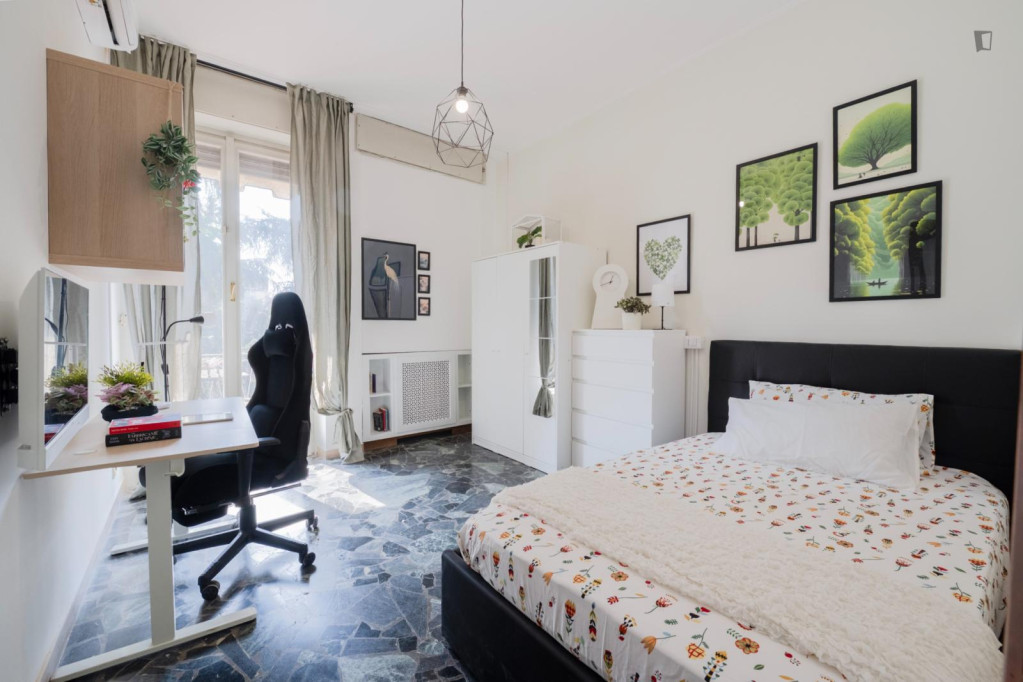 Luminous double bedroom with a balcony, in Abbadesse - Milan - chambre - ImmoJeune