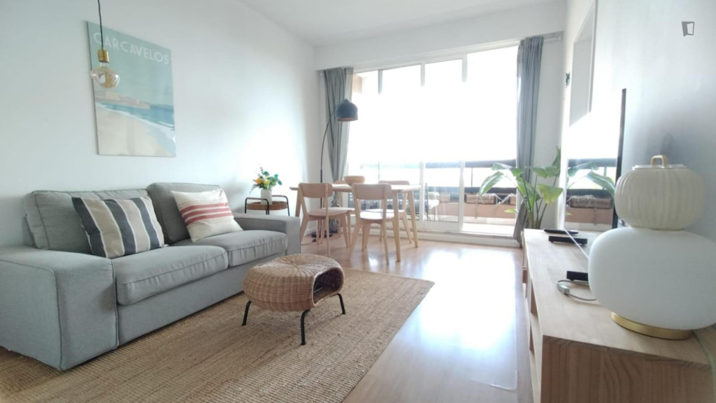 Brilliant 1 Bedroom Apartment with a balcony and Sea View close to  Santo Amaro Train Station  - Lisbonne - chambre - ImmoJeune