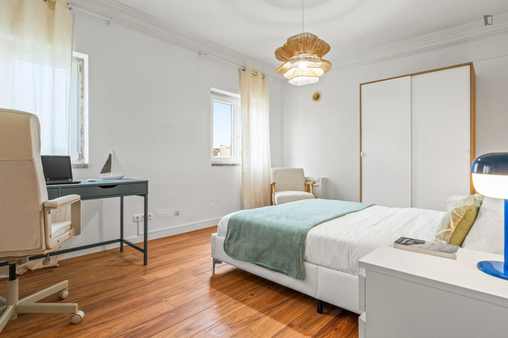 Inviting double bedroom near the Santo Amaro train station - Lisbonne - chambre - ImmoJeune