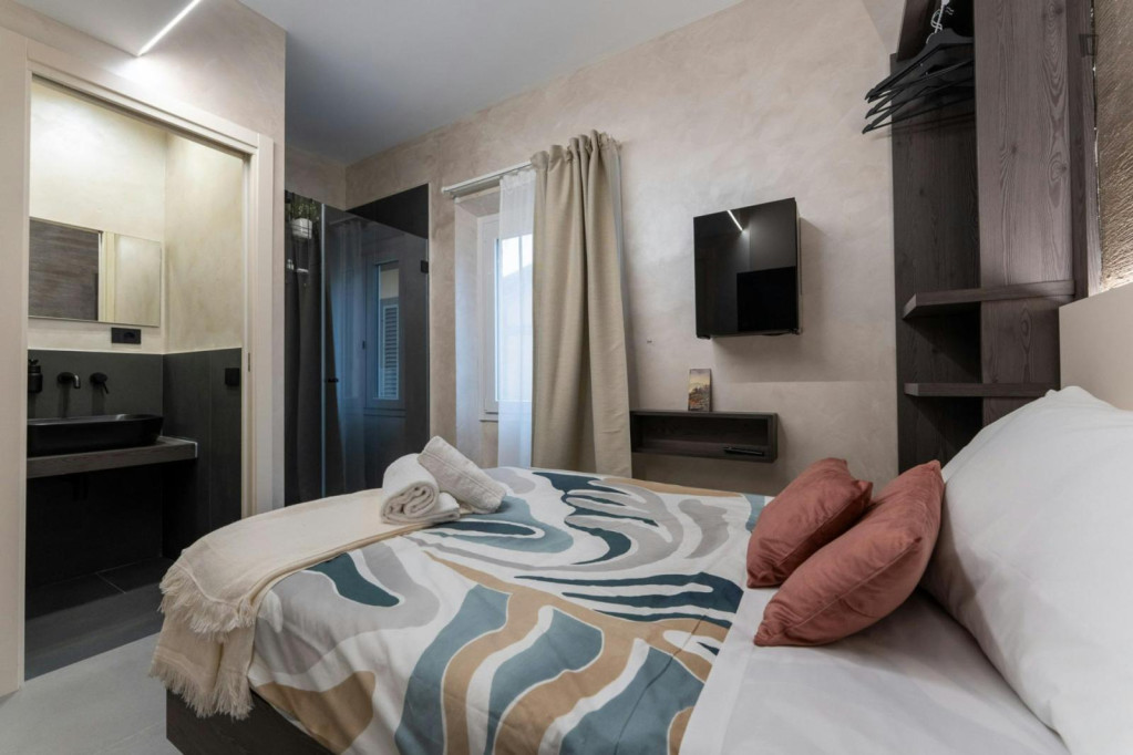Very nice ensuite double bedroom in Santa Maria Novella - Florence - chambre - ImmoJeune