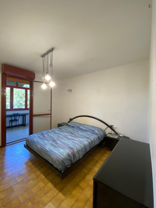 Double bedroom, with balcony, in 3-bedroom apartment - Florence - chambre - ImmoJeune