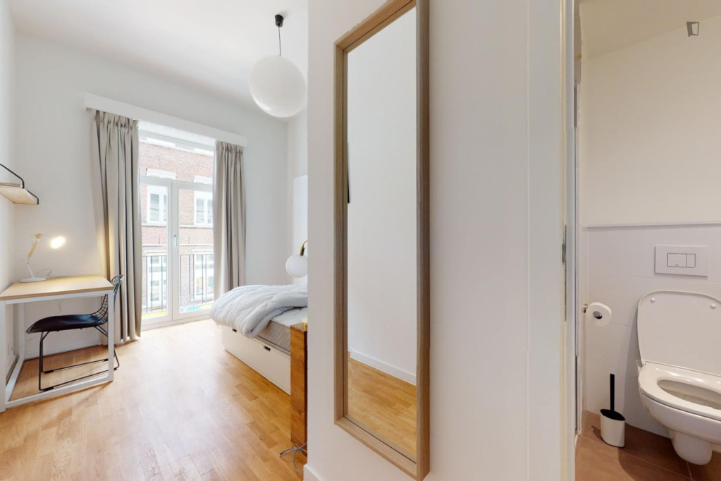 Nice ensuite double bedroom near Maelbeek metro - Bruxelles - chambre - ImmoJeune