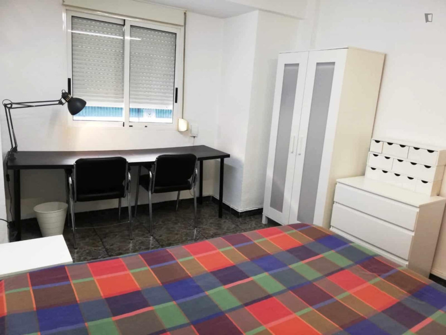 Great double bedroom in a 3-bedroom apartment near Jardí d'Aiora - Valence - chambre - ImmoJeune