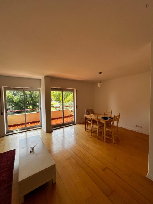 Seaview and luminous 1 Bedroom Apartment with a balcony close to Caxias Beach - Lisbonne - chambre - ImmoJeune