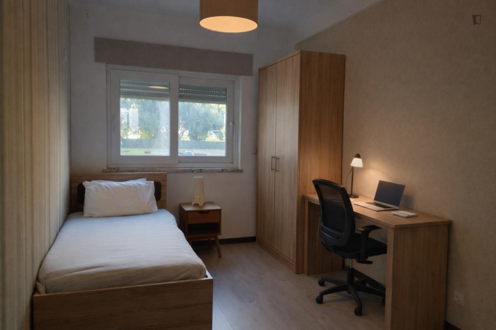 Cozy Single Bedroom close to Paço de Arcos Beach - Lisbonne - chambre - ImmoJeune