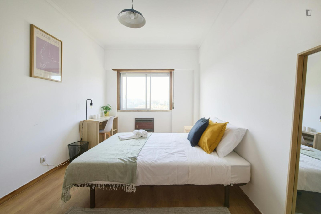 Inviting double bedroom near Lumiar metro station - Lisbonne - chambre - ImmoJeune