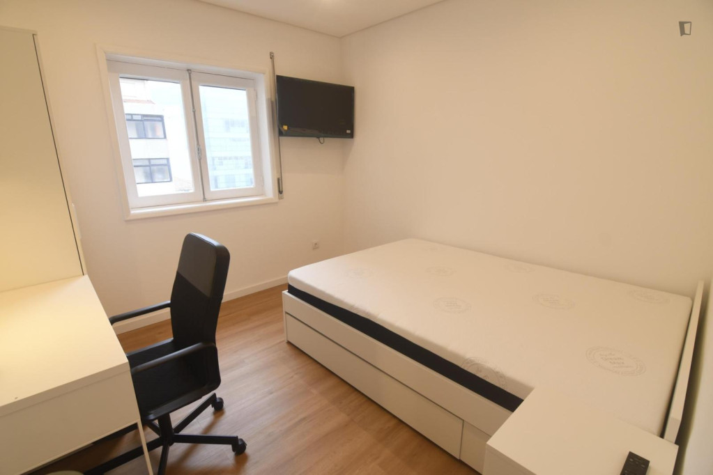 Exciting Double Bedroom close to ISLA Gaia - Porto - chambre - ImmoJeune