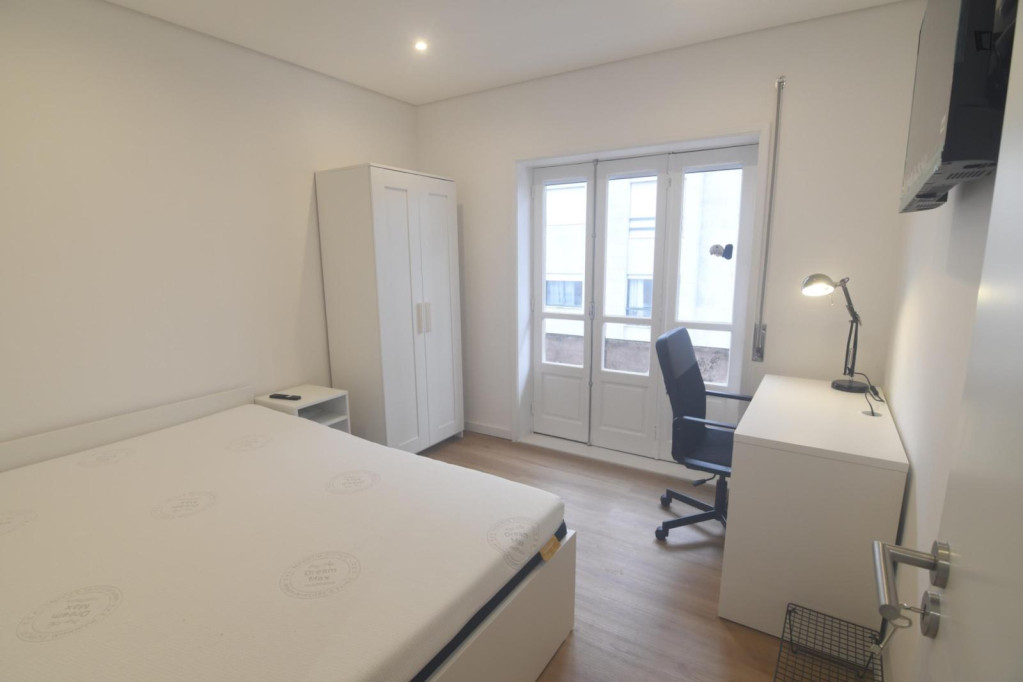 Amazing Double Bedroom with a balcony close to D. João II Metro - Porto - chambre - ImmoJeune