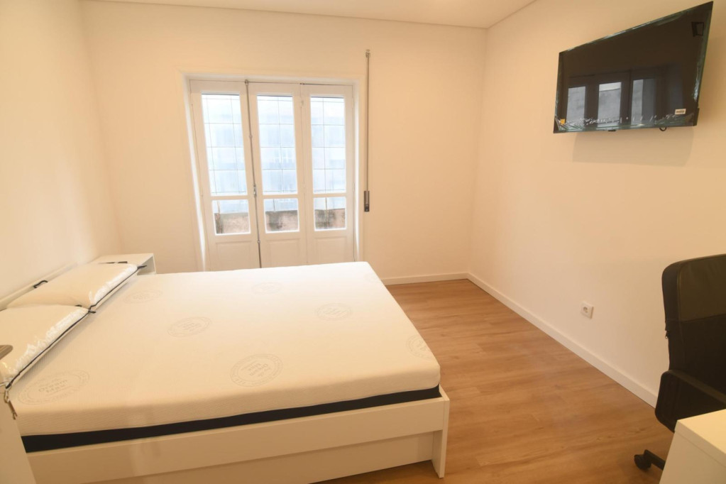 Captivating Double Bedroom with a balcony close to  Câmara de Gaia Metro - Porto - chambre - ImmoJeune