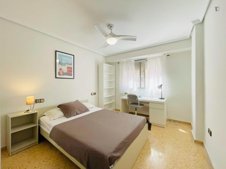 Very neat double bedroom in Poblats Marítims - Valence - chambre - ImmoJeune