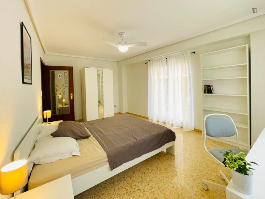 Interesting double bedroom in Poblats Marítims - Valence - chambre - ImmoJeune