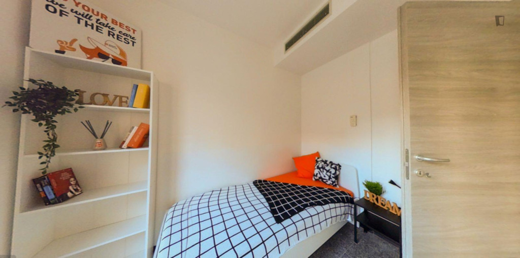 Neat double bedroom in the centre of Cagliari - Cagliari - chambre - ImmoJeune