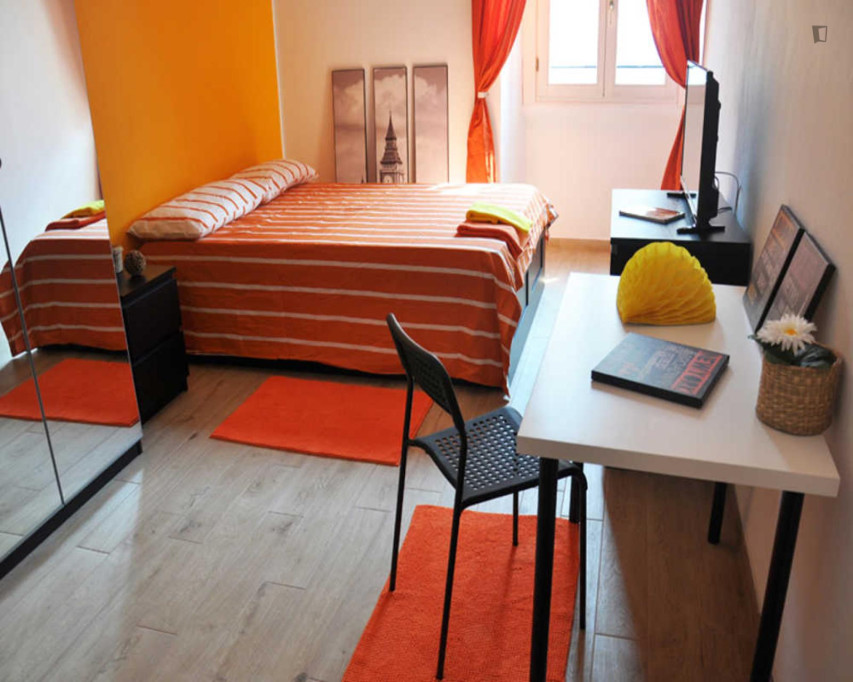 Large Great looking double bedroom close to Lima train station - Milan - chambre - ImmoJeune