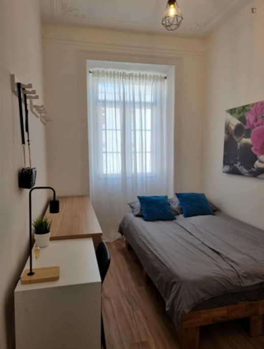 Welcoming Bedroom, with a private WC, next to IST - Lisbonne - chambre - ImmoJeune