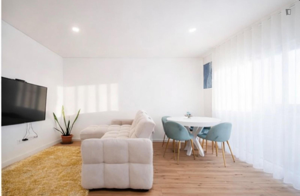 Modern 1 Bedroom Apartment with a balcony close to Madalena Train Station - Porto - chambre - ImmoJeune