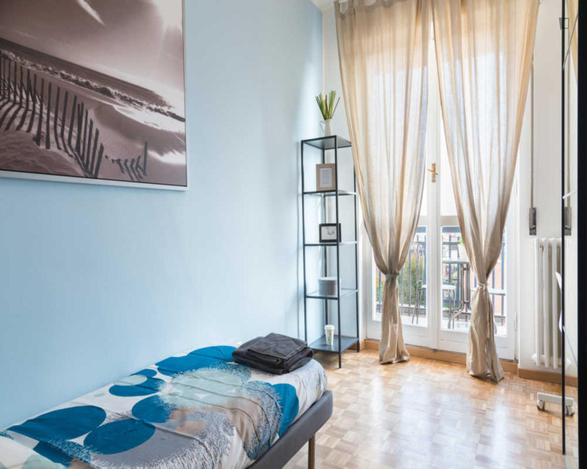 Single bedroom in 5-bedroom apartment close to Cesano Boscone metro station - Milan - chambre - ImmoJeune