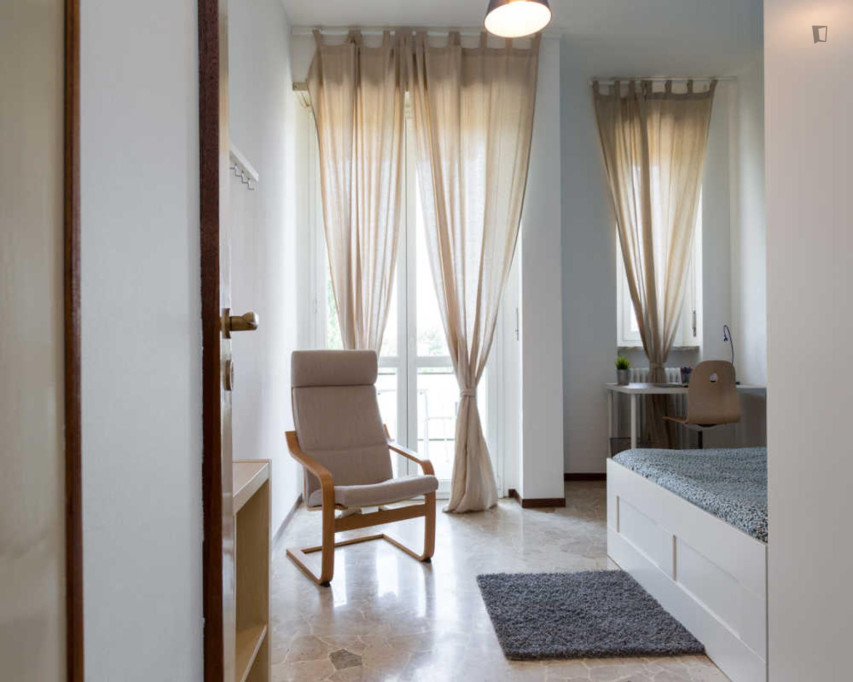 Double bedroom, with balcony, in 4-bedroom apartment in Milan - Milan - chambre - ImmoJeune