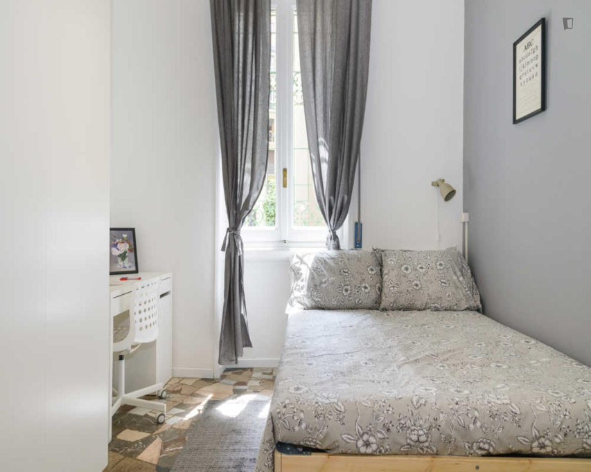 Charming Double Bedroom Near Giardino Ascanio Raffaele Ciriello - Milan - chambre - ImmoJeune