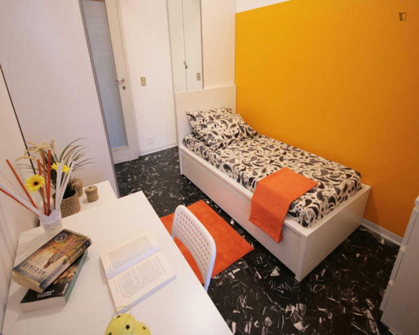 Single bedroom in 8-bedroom apartment close to Calazzo train station - Milan - chambre - ImmoJeune