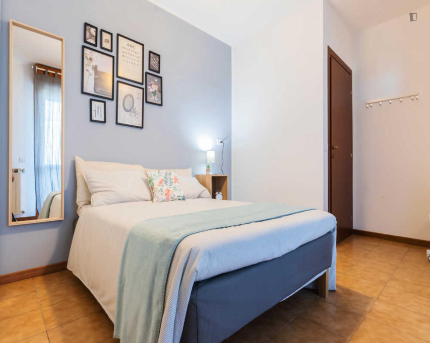 Luminous double bedroom in a 4-bedroom apartment in Chiesa Rossa - Milan - chambre - ImmoJeune