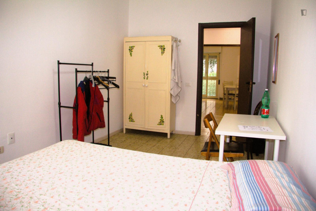 Double bedroom, with balcony, in 5-bedroom apartment - Rome - chambre - ImmoJeune