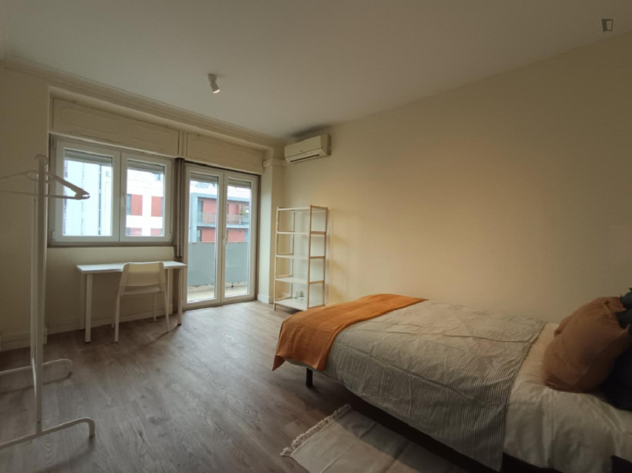 Luminous Double Bedroom with a balcony close to Picoas Metro - Lisbonne - chambre - ImmoJeune